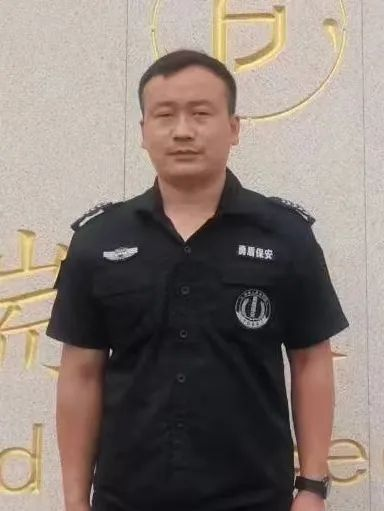 危急关头,勇盾保安“再出手”勇救落水老人